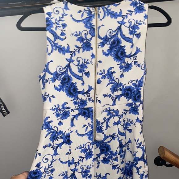 LIKE NEW- FOREVER 21 FLORAL DRESS- SMALL - Picture 5 of 8